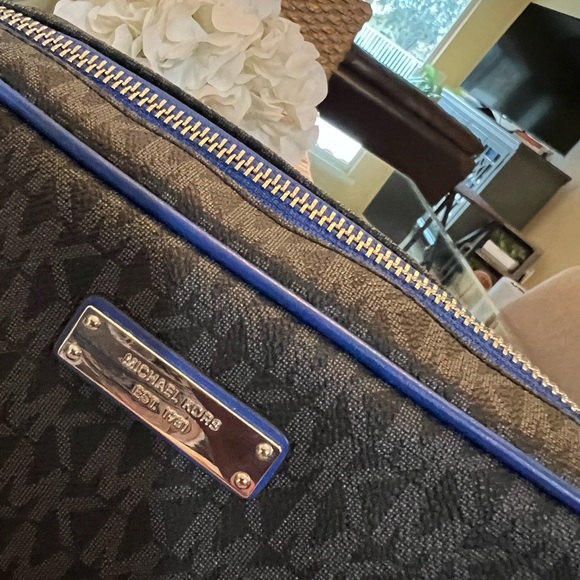 NWOT Michael Kors, Black Logo, Jet Set Camera Shoulder Bag - Picture 2 of 16